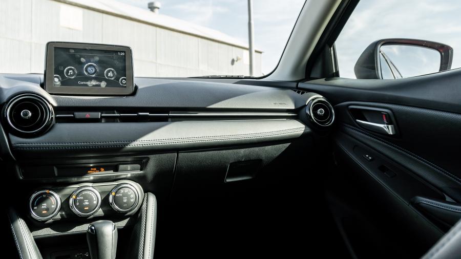 Торпедо Toyota Yaris XLE Hatchback 2019 года  (NA) (фото 25 из 40)